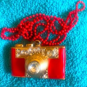 Large crystal camera charm necklace Betsey J. Freestanding red chain Nicknack